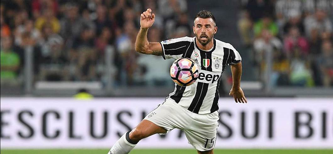 Copertina: Juventus, sfortuna Barzagli: cade male e problema alla spalla, fuori in barella