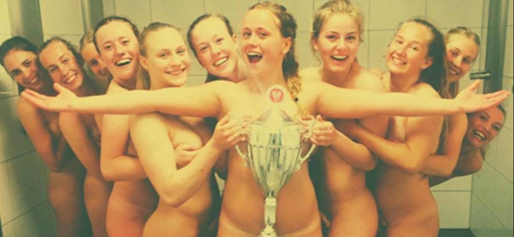 Copertina: Pallamano Under 19. Le danesi festeggiano la vittoria con uno scatto hot: nude sotto la doccia con la Coppa! Ma la foto scompare...
