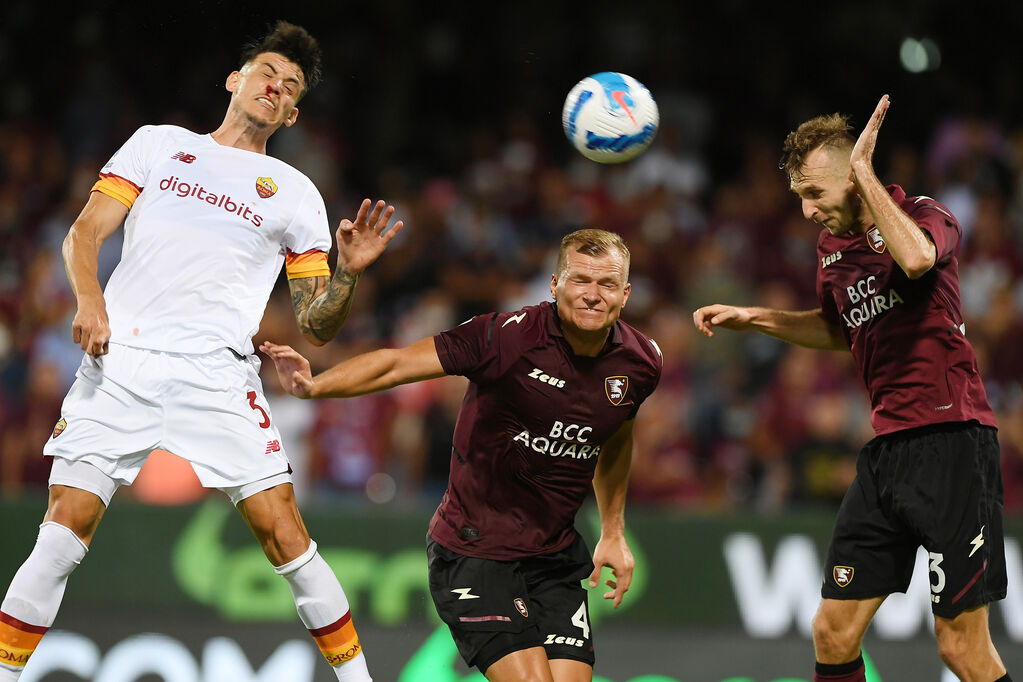 Roma, un duro scontro aereo per Roger Ibanez (Getty)