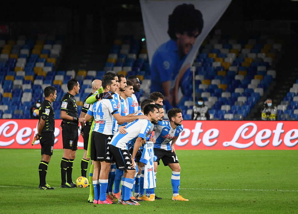 Il Napoli con la maglia per Maradona (Getty Images)