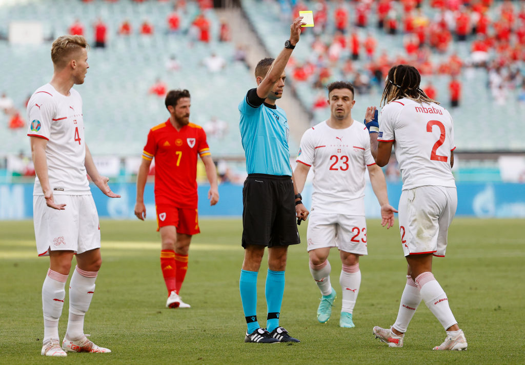 Kevin Mbabu ammonito da Clement Turpin durante Galles-Svizzera (getty)