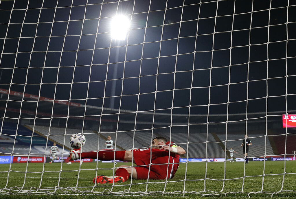 L'intervento di Mitrovic in Serbia-Portogallo, con la palla che aveva superato la linea (Getty Images)