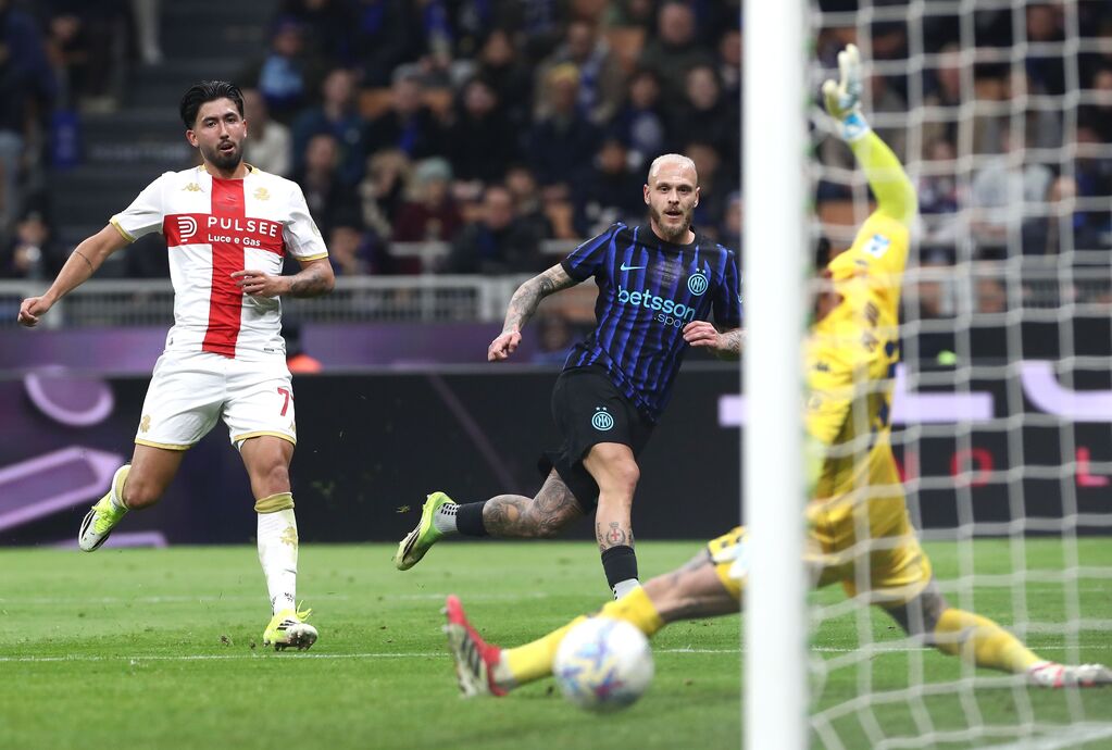 Dimarco batte Bijlow e segna l'1-0 (Getty Images)