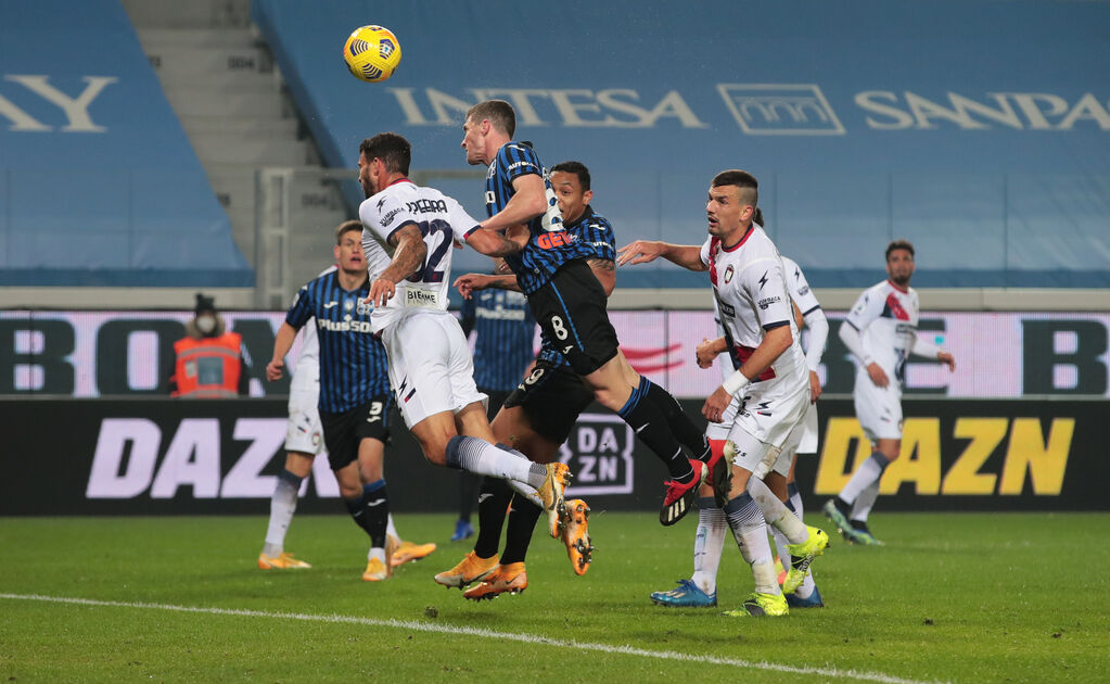 Atalanta, Gosens di testa realizza un gol contro il Crotone (Getty)