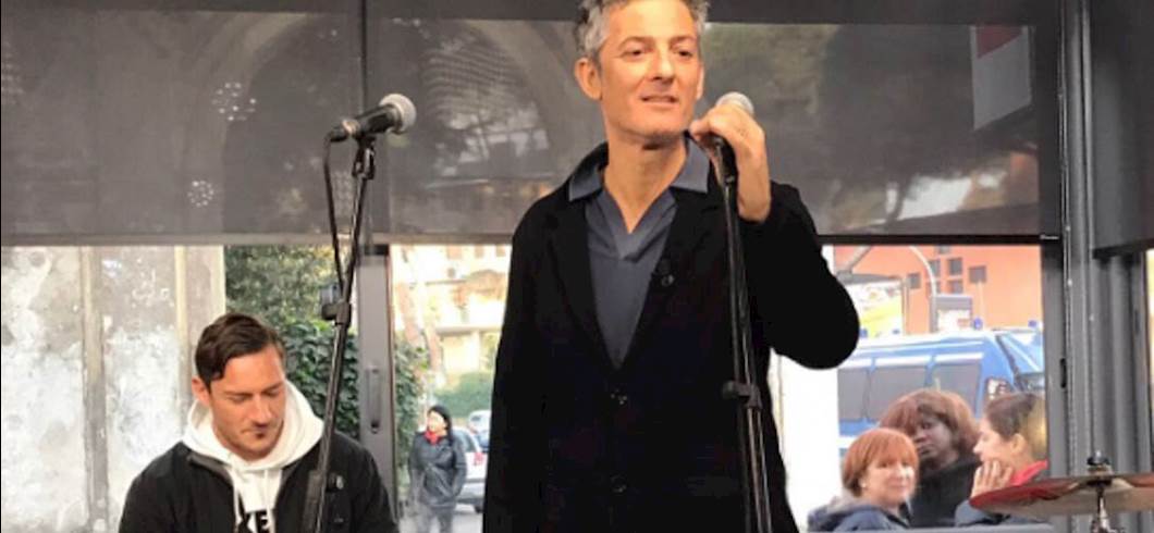 Copertina: Totti-Fiorello, che show! Il capitano della Roma: "L'Italia vince 2a0. Buffon un grande, gli puoi segnare tirando sui cogl..."