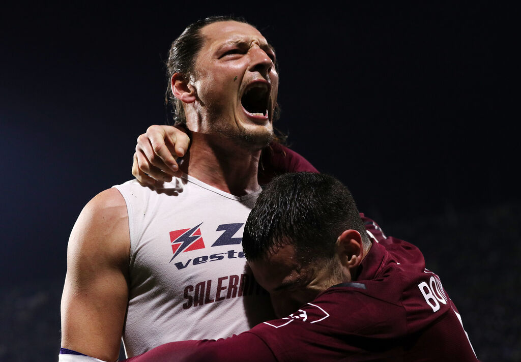 Djuric esulta con Bonazzoli (Getty)