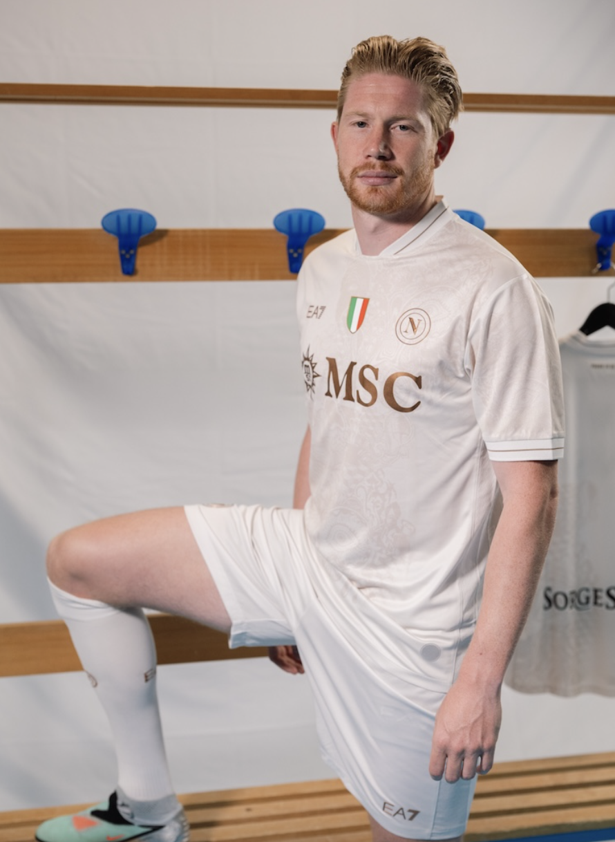 Nuova seconda maglia Napoli 2025/2026 indossata da Kevin De Bruyne (Foto: SSC Napoli)