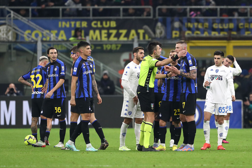 Le proteste dell'Inter dopo l'espulsione di Skrniar (Getty Images)