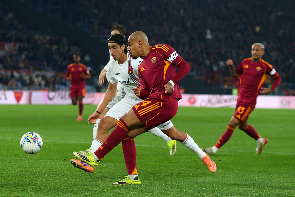 Uno scontro di gioco durante Roma-Cremonese (Getty Images)