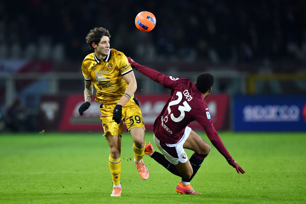 Torino - Udinese 1-2, Zanoli vince un duello con Coco (Getty)