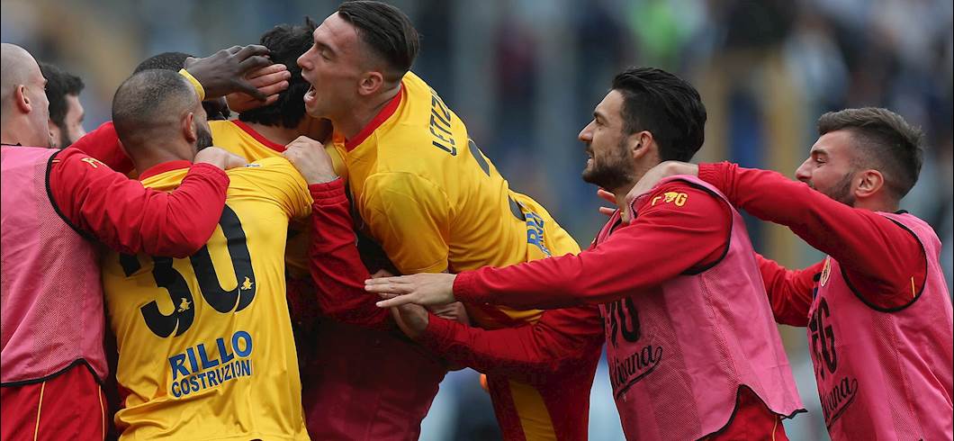 Copertina: Al Vigorito fa festa il Benevento. Verona umiliato e sempre più giù