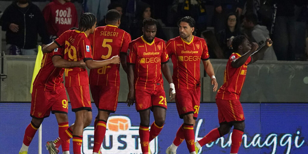 Copertina: Banda e Cheddira avvicinano il Lecce alla salvezza: il Pisa torna in B