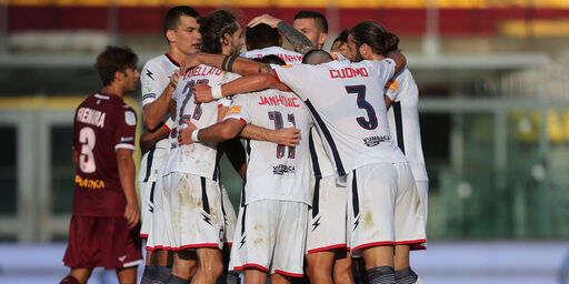 Copertina: Crotone in Serie A, i calabresi demoliscono il Livorno e si aggiungono al Benevento