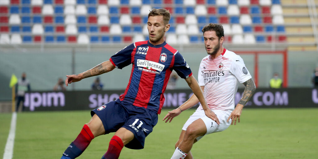 Copertina: Coronavirus, le condizioni di Dragus: il comunicato del Crotone