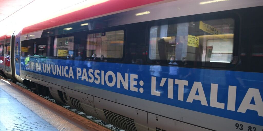 Copertina: Euro 2020, il Frecciarossa si tinge di azzurro