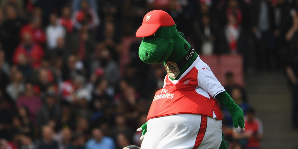 Copertina: L'Arsenal taglia la mascotte, Özil salva Gunnersaurus: "Rimborso io lo stipendio"