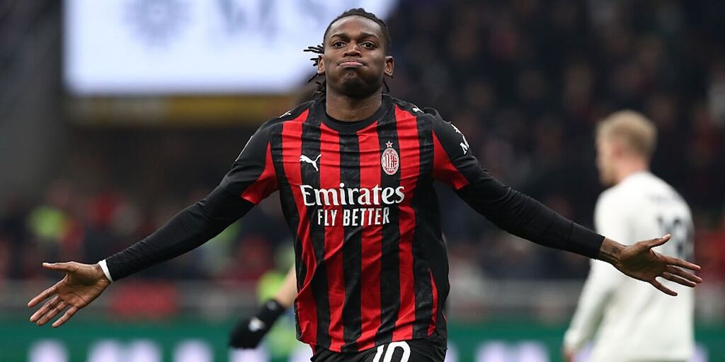 Copertina: Leao stende la Lazio, Milan ancora di corto muso