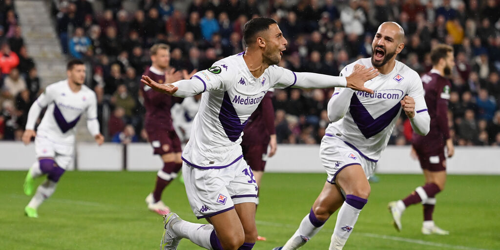 Copertina: Kouamé trascina e sblocca Jovic. Primo successo in Europa per la Viola