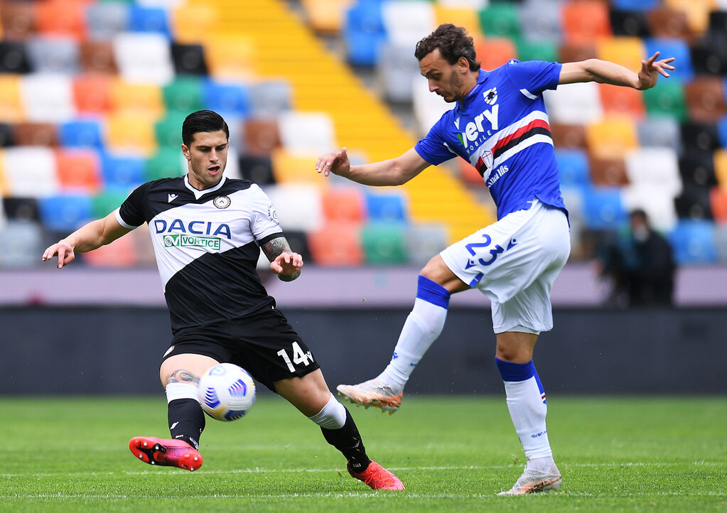 Udinese - Sampdoria, Gabbiadini contrastato da Bonifazi (Getty)