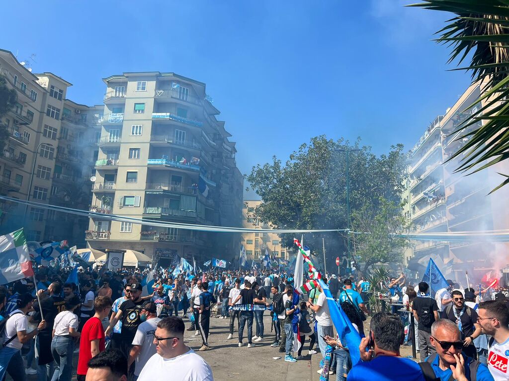 Tifosi del Napoli all'esterno del Maradona