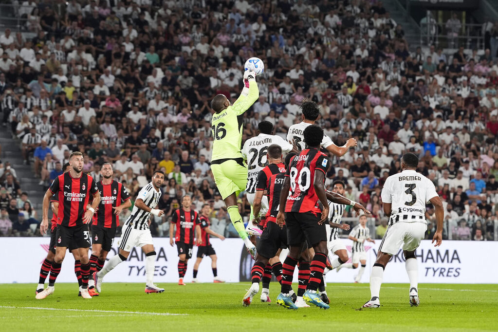 Maignan in uscita alta durante Juventus-Milan (©LaPresse)