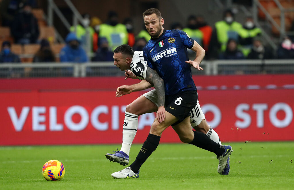 Inter, De Vrij a duello con Bernardeschi (Getty)