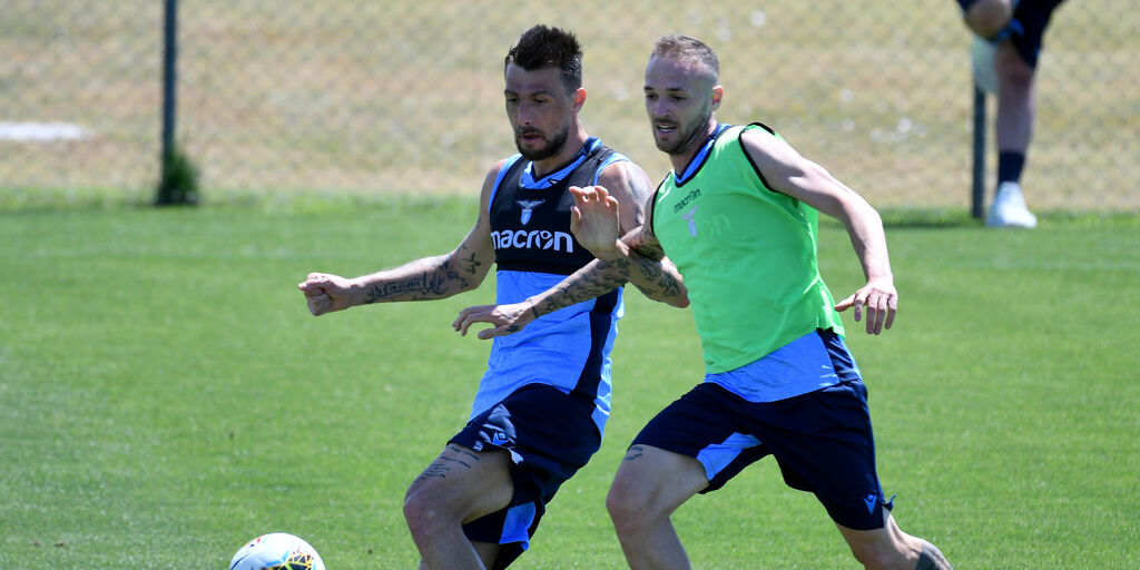Copertina: Lazio, le condizioni di Lazzari: "Risentimento ai flessori. Acerbi ok"