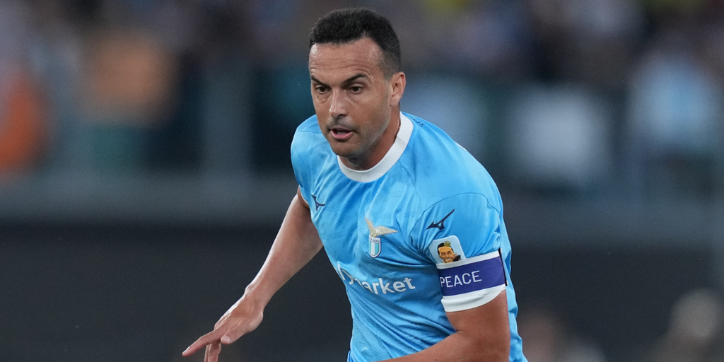 Pedro indossa la sua maglia con Patch Fantacalcio (©LaPresse)