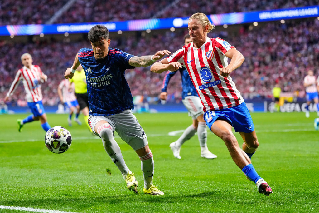 Hincapie e Llorente si contendono il possesso del pallone (©LaPresse)