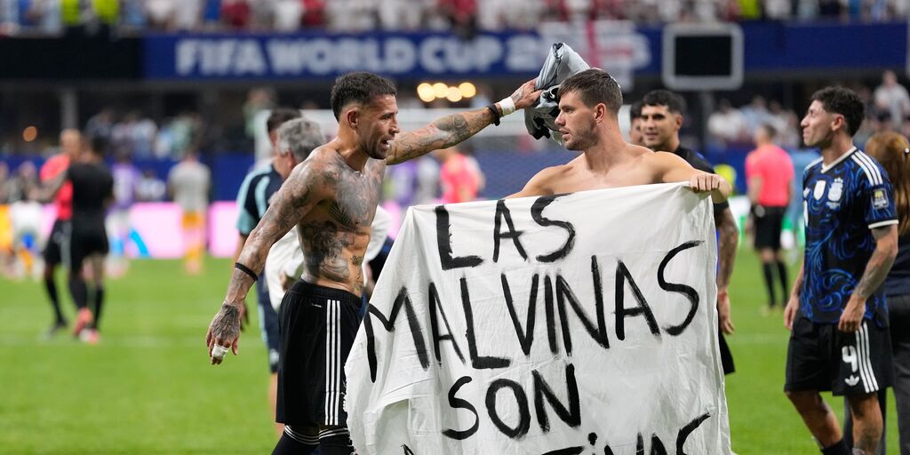 Copertina: Argentina, giocatori festeggiano con striscione sulle Malvinas: cosa rischiano