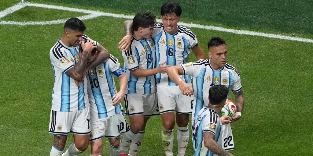 Copertina: Rimonta pazzesca dell'Argentina, batte 3-2 l'Egitto e vola ai quarti