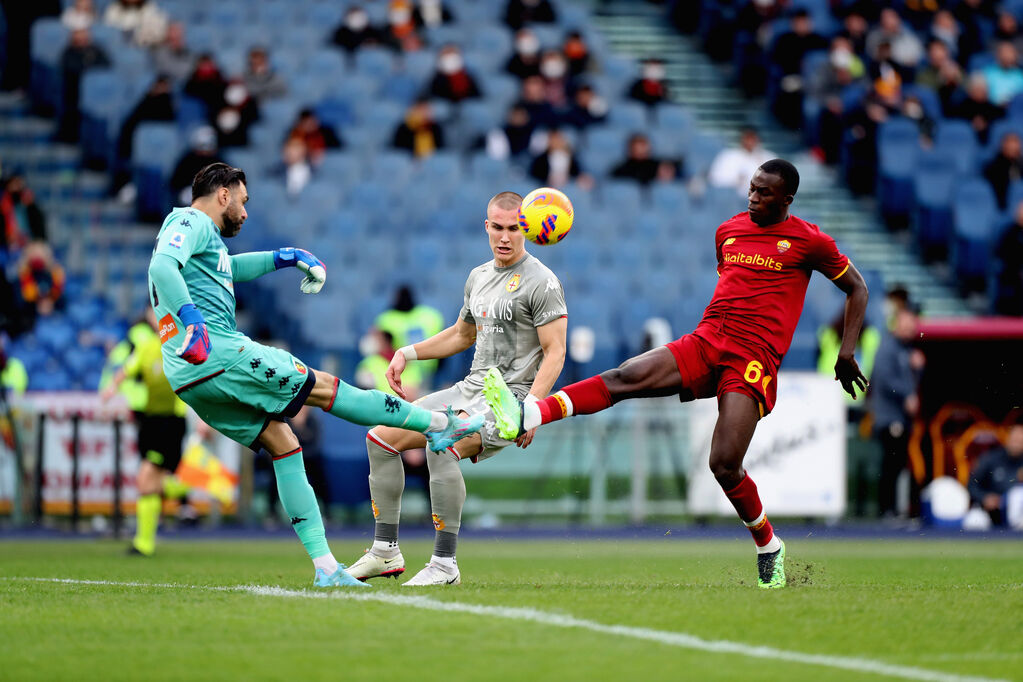 Genoa, Sirigu in un contrasto con Felix (Getty)