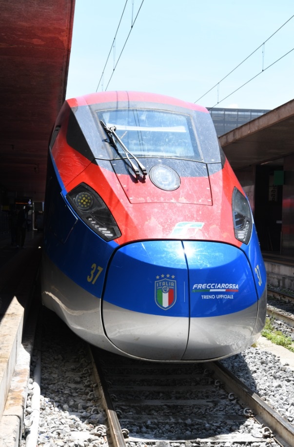 Il Frecciarossa 1000 tinto d'azzurro