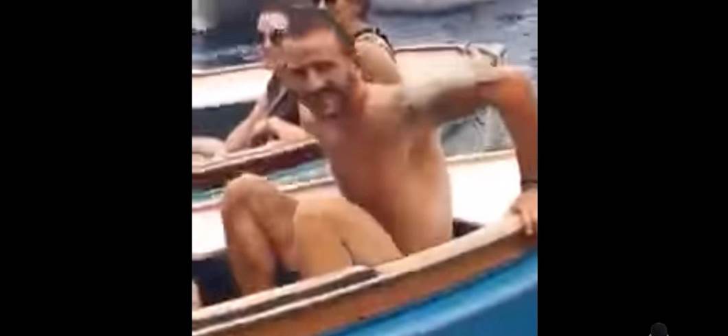 Copertina: Bonucci a Capri, lo sfottò del tifoso napoletano: "O' triplete t'è rimast' n'gann'!"