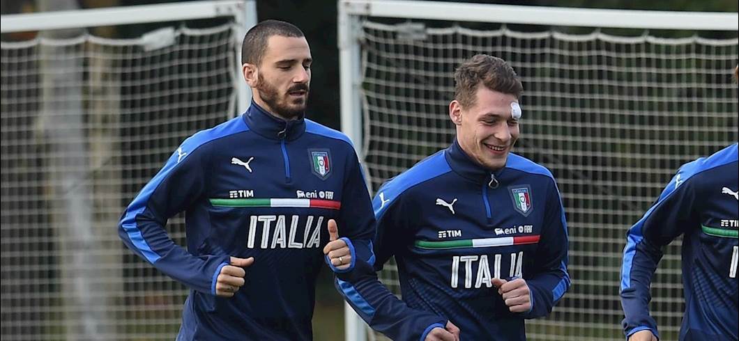 Copertina: Bonucci, derby in famiglia: il figlio trova la figurina di Belotti ed esulta come lui! E il Gallo: "Ha capito tutto!"