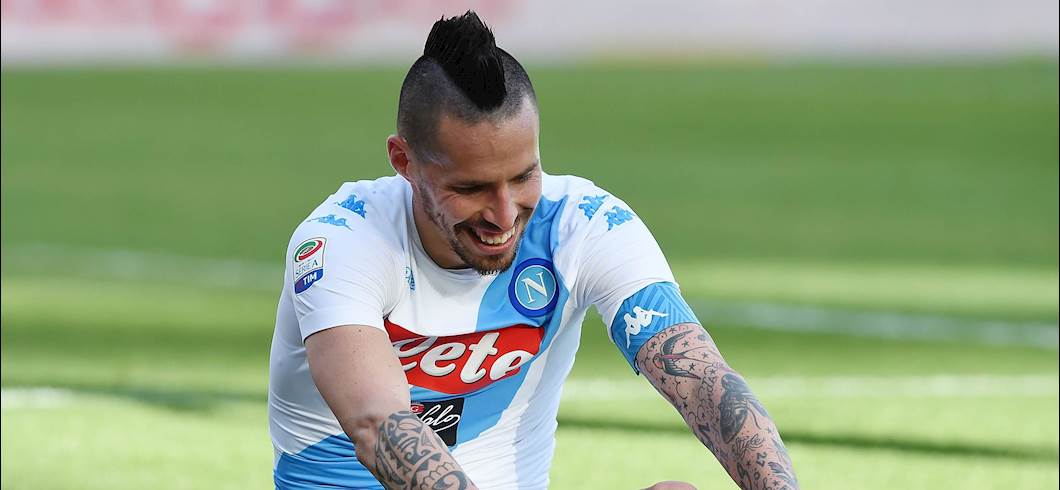 Copertina: Hamsik cambia lavoro per un giorno: il capitano del Napoli realizza un tatuaggio!