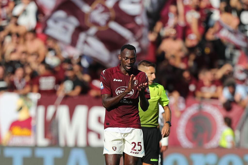 Spezia - Salernitana, Simy applaude dopo il gol del vantaggio (Getty)