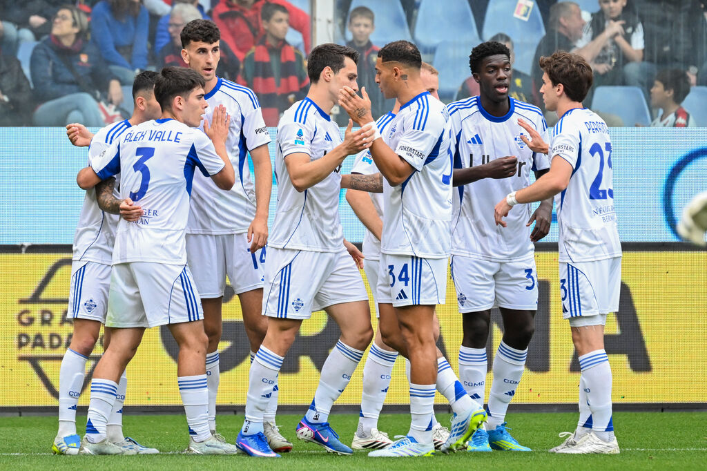 Il Como festeggia il gol dell'1-0 (LaPresse)