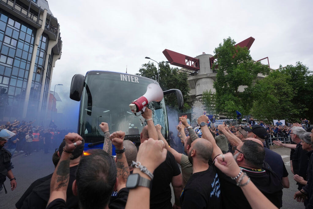 La festa dei tifosi dell'Inter al passare del pullman coi giocatori (LaPresse)