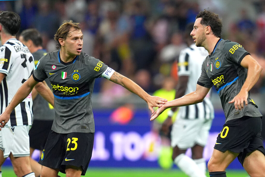 Barella e Carlos Augusto in azione durante Inter-Udinese (LaPresse)