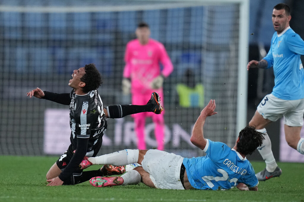 Lazio - Udinese 3-3, il fallo da ammonizione di Cancellieri su Atta (Getty)