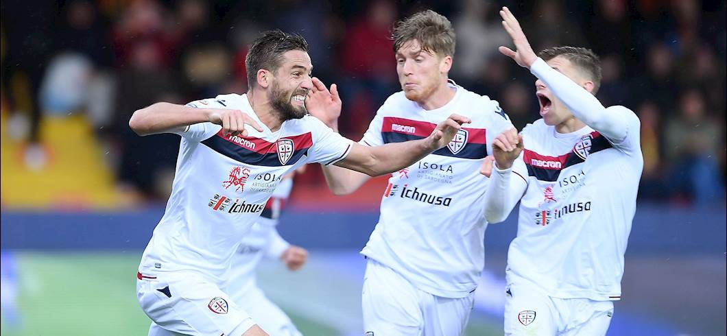 Copertina: Pavoletti e Barella, all'ultimo tuffo, inguaiano ancor di più la classifica del Benevento. Rete di Brignola, poi la rimonta rossoblu