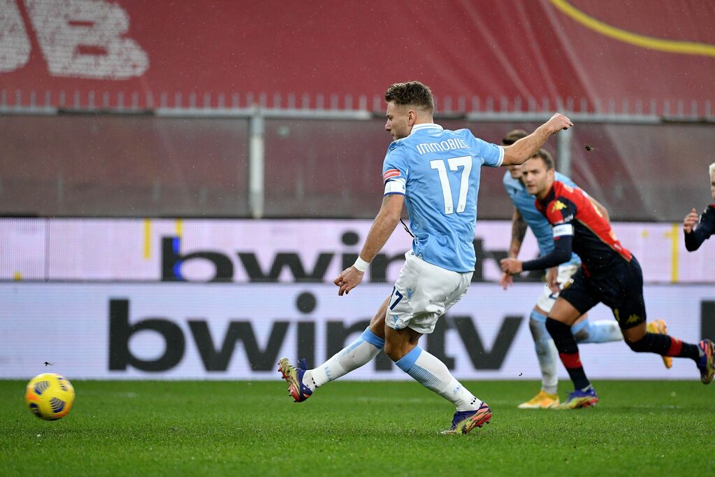 Immobile realizza il calcio di rigore in Genoa - Lazio (Getty)