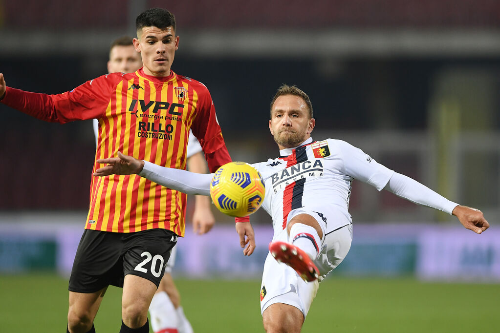 Genoa, Criscito in azione contro il Benevento (Getty)