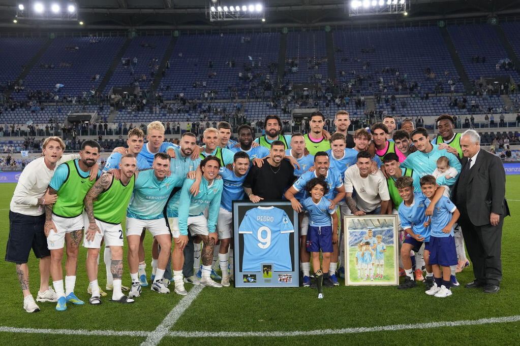 Festa per Pedro a fine partita (©LaPresse)