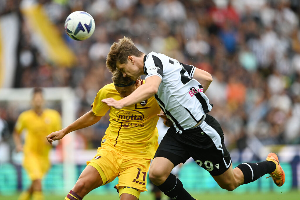 Udinese, Bijol si scontra con Botheim (Getty)