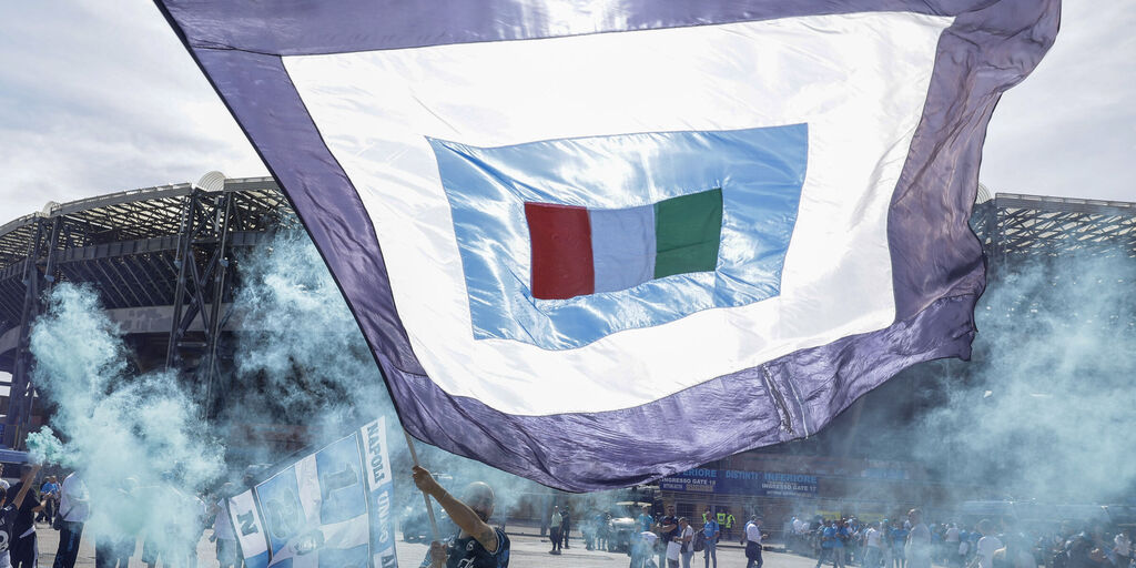 Copertina: Cento anni di calcio Napoli: una storia dentro la Storia