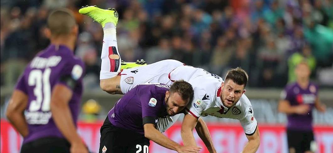 Copertina: Veretout su rigore e Pavoletti in scivolata. Nel vento del Franchi Fiorentina e Cagliari pareggiano 1-1