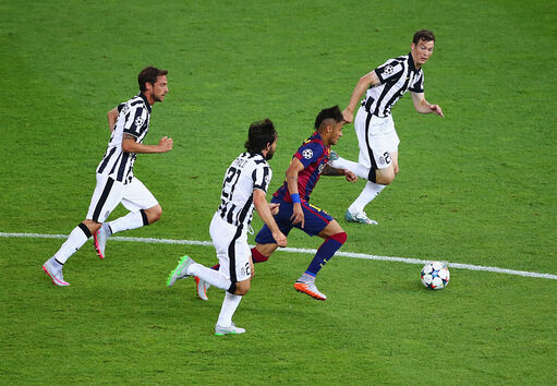 Lichtsteiner e Pirlo (Getty)