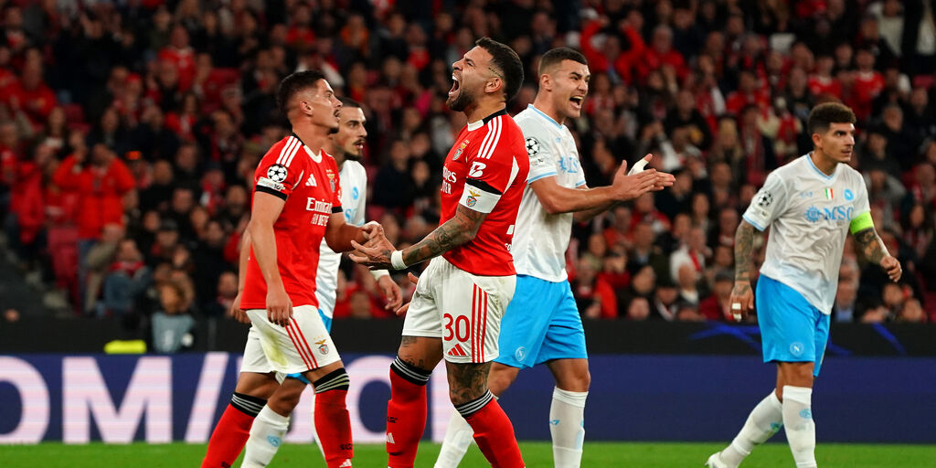 Copertina: Mourinho sgambetta Conte: il Napoli cade 2-0 contro il Benfica